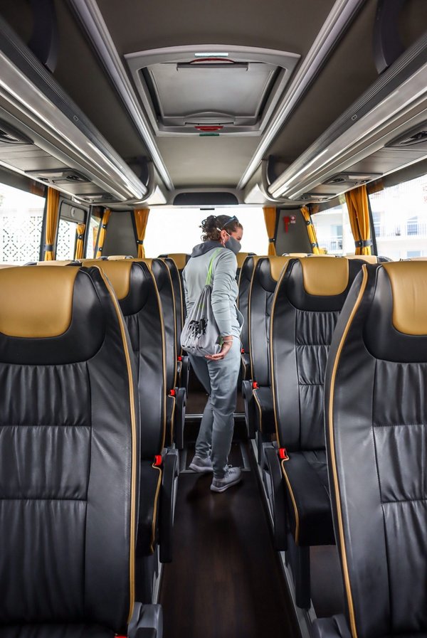 Location de minibus 12 places : quels sont les points forts et les conditions requises ?